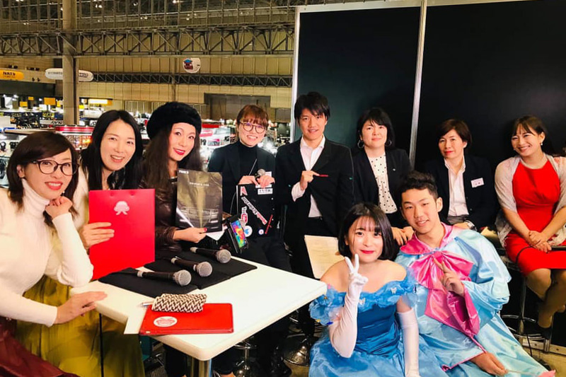 東京オートサロンの会場内のあちこちで放映されるのはもちろん、YouTubeの「オートサロンTV」でも生配信された、私たち「クルマ業界女子部」とのコラボ番組。たくさんの業界女子（＋紳士）がゲストで生出演してくださり、熱いPRトークが繰り広げられました。手前の水色のドレスを着た2人は学生さんで、出展車両に合わせてシンデレラと魔法使い（？）をイメージしたそうです（笑）。こういう盛り上げ方ができるのも、オートサロンならではですよね。トヨタ自動車＆TOMS、本田技研工業、モデューロ、日産自動車、トヨタ東京自動車大学校、日本自動車大学校の皆さん、ありがとうございました！