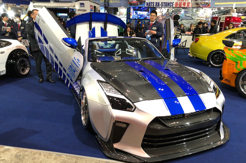 あっ、GT-Rだ！　でもちょっと小さい??　と思って近づいてみると、なんとなんと、ベース車両はフェアレディZ ロードスター。「開放感をスーパースポーツに」がコンセプトということで、確かに本物にはカブリオレはないですね（笑）。ボディはトップシークレット製のエアロパーツとトラスト製のワイドフェンダーを融合させて、見事にGT-Rに変身していました。実際に公道走行が可能というのも素晴らしいです