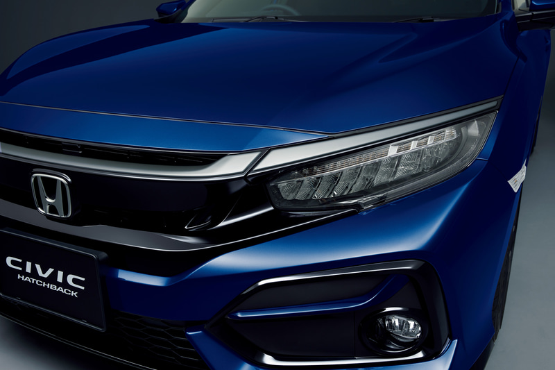 マットシルバー塗装の「フロントグリルガーニッシュ」（3万3000円）