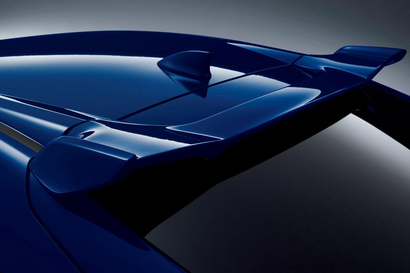 ボディ同色塗装の「テールゲートスポイラー」（4万4000円。プラチナホワイト・パールとソニックグレー・パールは3300円高）