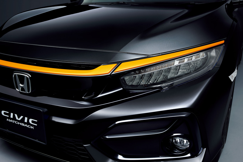 オレンジ塗装の「フロントグリルガーニッシュ」（3万3000円）