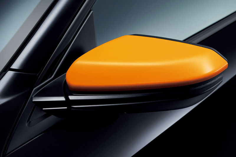 オレンジ塗装の「ドアミラーカバー」（左右セット。1万5400円）