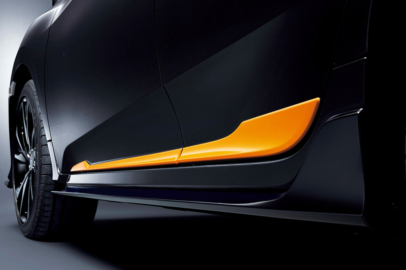 オレンジ塗装の「ドアロアガーニッシュ」（フロント/リア用左右4枚セット。3万3000円）