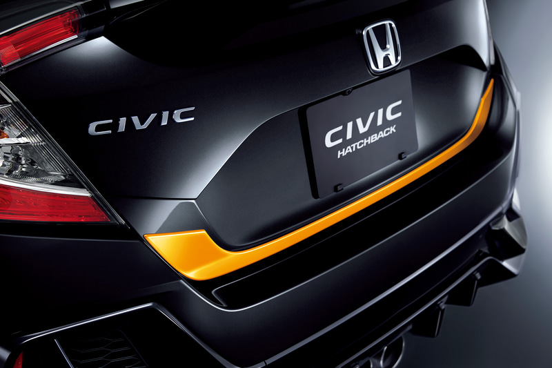 オレンジ塗装の「テールゲートガーニッシュ」（4万4000円）