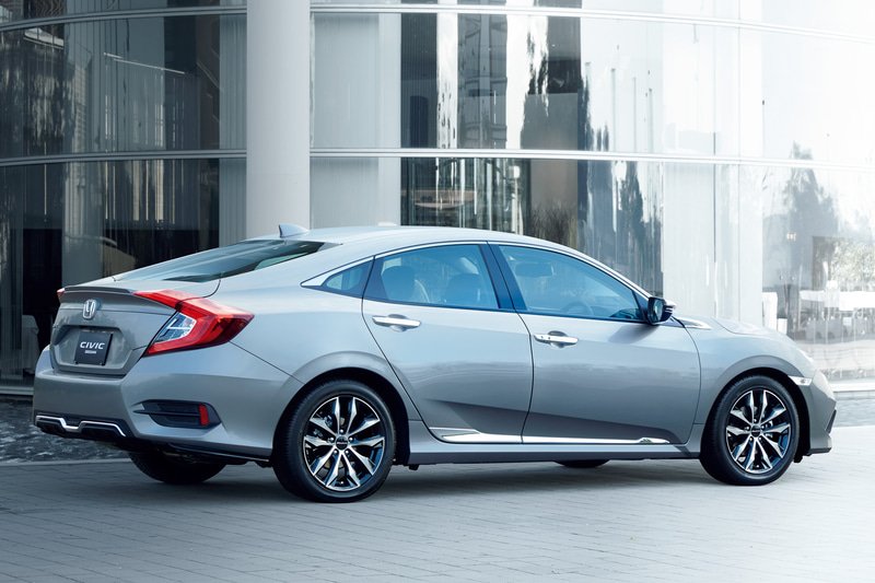 「プレミアムスポーティ」アクセサリーを装着したシビック セダン