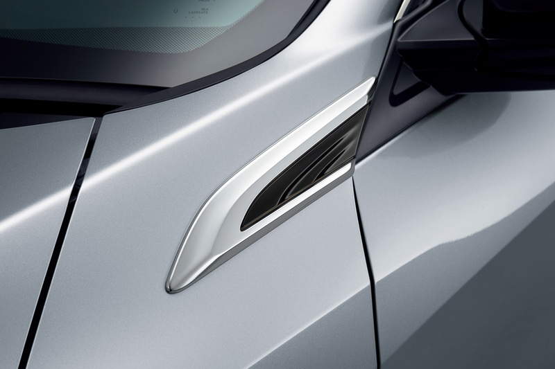 クロームメッキの「フェンダーガーニッシュ」（左右セット。1万9800円）