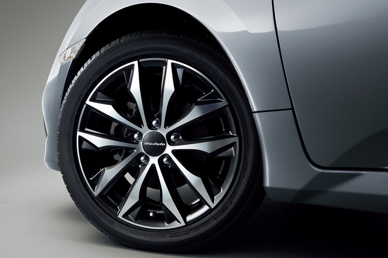 切削/グリントブラック塗装の17インチアルミホイール「MS-035」（3万3000円/本）