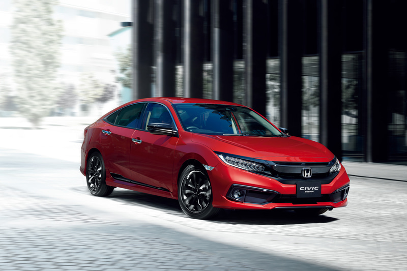 「ブラックスポーティ」アクセサリーを装着したシビック セダン