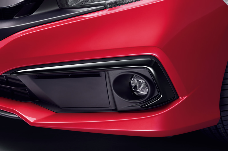 ブラック塗装の「フォグライトガーニッシュ」（左右セット。1万1000円）