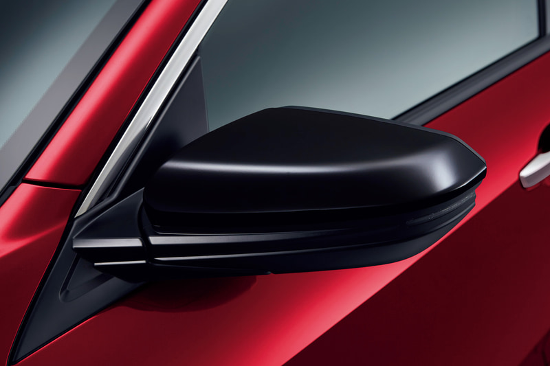 ブラック塗装の「ドアミラーカバー」（左右セット。1万5400円）