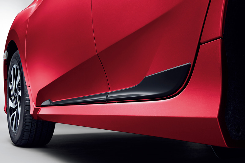 ブラック塗装の「ドアロアガーニッシュ」（フロント/リア用左右4枚セット。3万3000円）