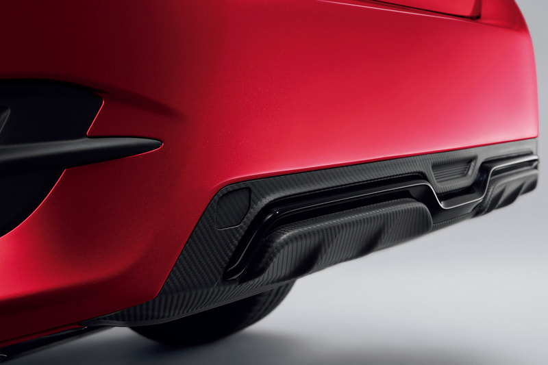 カーボン調/ブラック塗装の「リアディフューザー」（2万2000円）