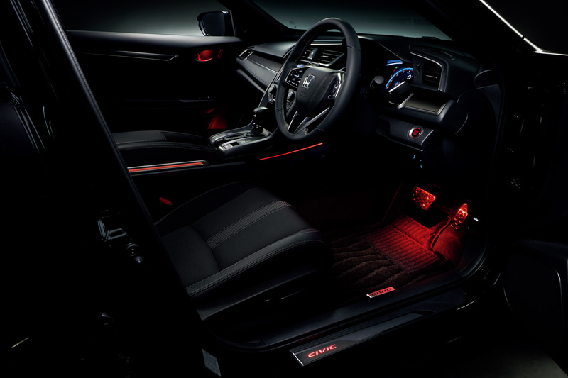 レッドイルミネーションの「アームレストコンソール」（5万5000円）発光イメージ