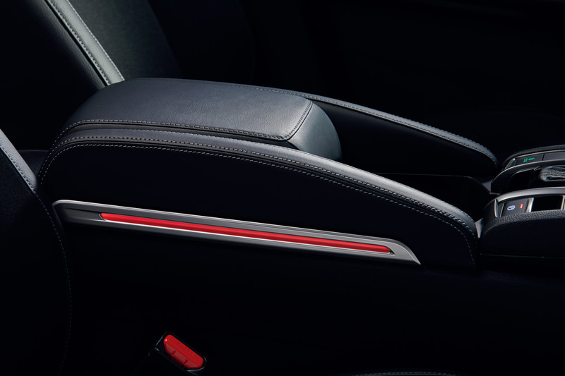 レッドイルミネーションの「アームレストコンソール」（5万5000円）発光イメージ