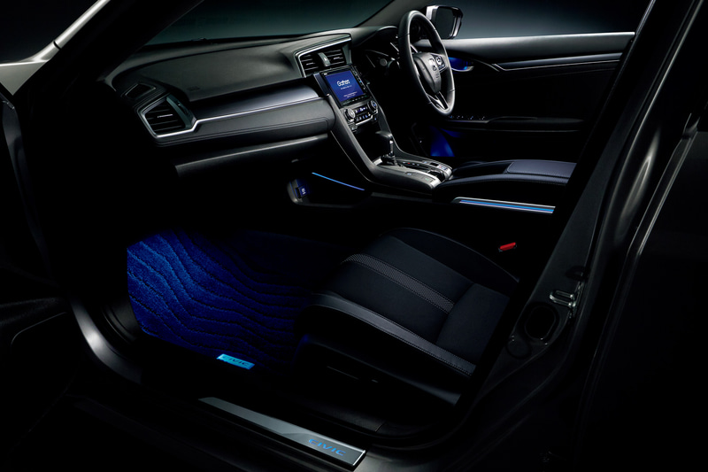 ブルーイルミネーションの「アームレストコンソール」（5万5000円）発光イメージ