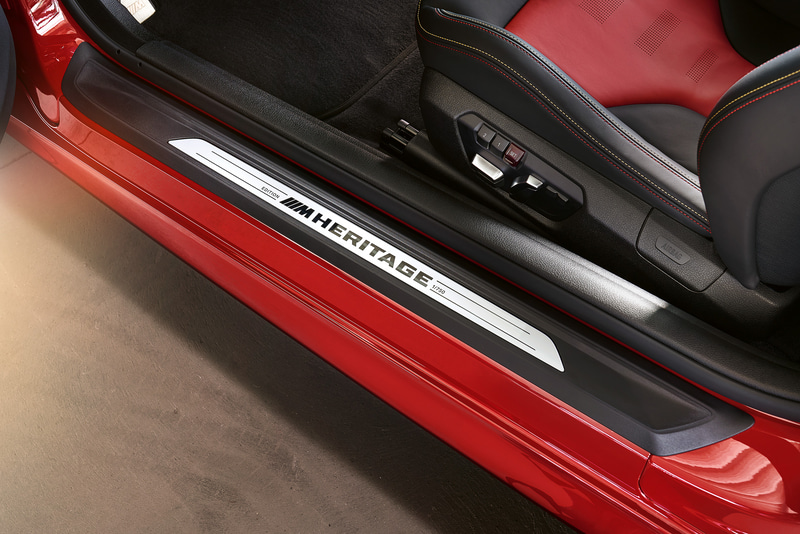 「M Heritage」のロゴが浮かび上がるロゴ＆イルミネーションが、インテリアやドア・シルに採用される