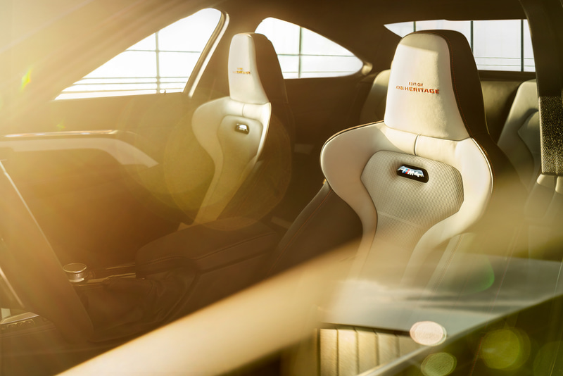 「M Heritage」のロゴが浮かび上がるロゴ＆イルミネーションが、インテリアやドア・シルに採用される