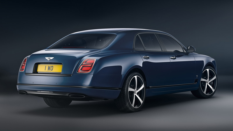 グロスブラックのブライトウェアやダークティント仕上げの“フライングB”マスコットなどを採用。フロントフェンダー後方に専用エンブレムを装着する。ボディサイズは5575×1925×1530mm（全長×全幅×全高）、ホイールベースは3270mm