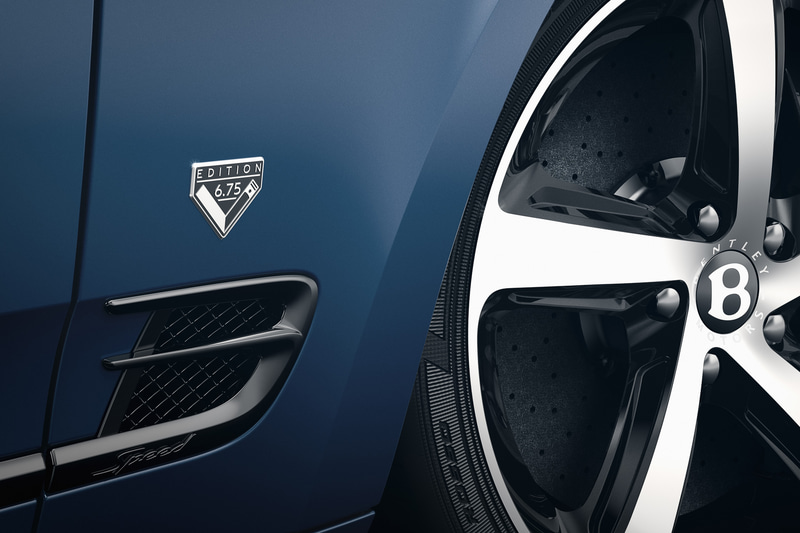 グロスブラックのブライトウェアやダークティント仕上げの“フライングB”マスコットなどを採用。フロントフェンダー後方に専用エンブレムを装着する。ボディサイズは5575×1925×1530mm（全長×全幅×全高）、ホイールベースは3270mm