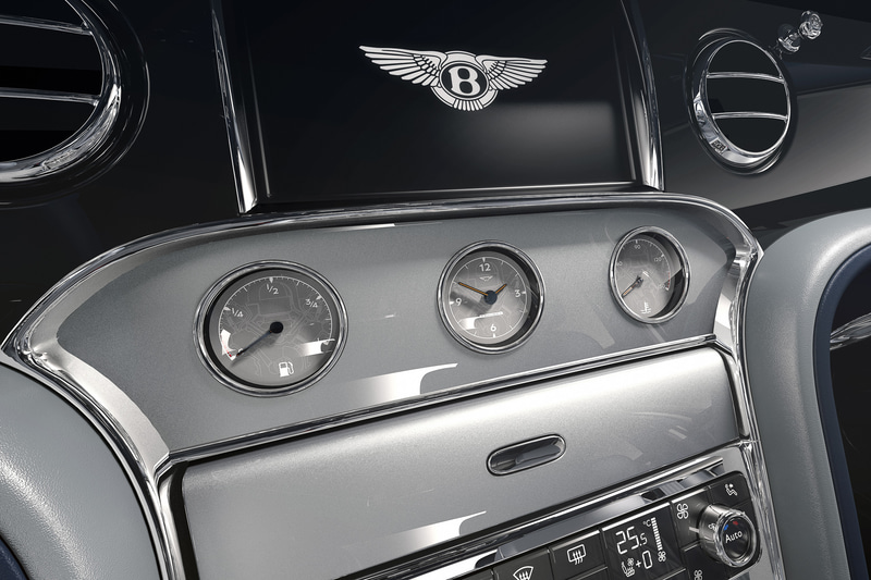 インパネ中央の時計とマイナーゲージ盤面にエンジン断面図のイラストを使用