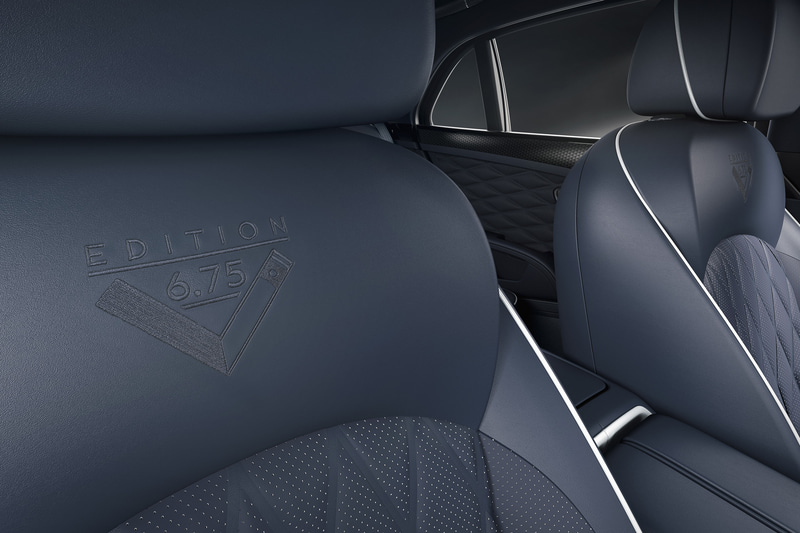 シートに「6.75 Edition」モチーフの刺繍を施す