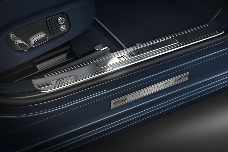 ドアシル側面にも記念プレートを設置