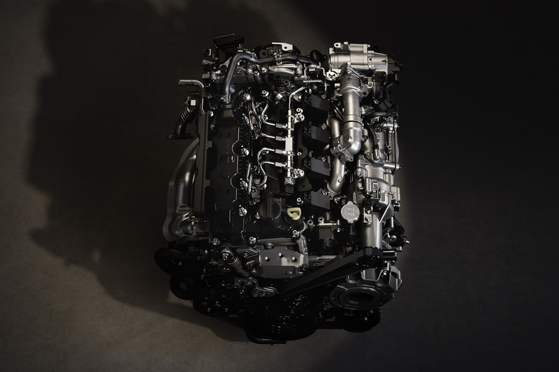 最高出力132kW（180PS）/6000rpm、最大トルク224Nm（22.8kgfm）/3000rpmを発生させる直列4気筒DOHC 2.0リッター「SKYACTIV-X」エンジン。圧縮比は15.0でガソリンエンジンにける圧縮着火を世界で初めて実用化した