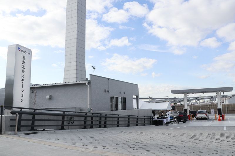 豊洲水素ステーションはFCバス（燃料電池車バス）の大規模受け入れが可能な日本初の水素ステーションとなる。営業時間は9時～19時で、1年に1回行なわれる定期点検、不定期の設備メンテナンスによる休業を除き、年中無休