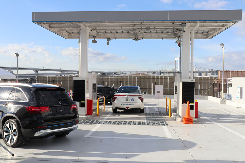 82MPaの充填圧力に対応するトキコシステムソリューションズ製のディスペンサー2台を設置。同時に2台のFCバスの水素充填も可能で、充填時間は乗用車が約3分、FCバスが約10分。水素充填能力は300Nm<sup>3</sup>/h以上（ピーク時は500Nm<sup>3</sup>/h以上）で、1時間あたりFCバス4台に対して水素充填できる。水素の価格は1600円/kg