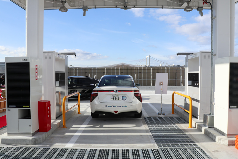 82MPaの充填圧力に対応するトキコシステムソリューションズ製のディスペンサー2台を設置。同時に2台のFCバスの水素充填も可能で、充填時間は乗用車が約3分、FCバスが約10分。水素充填能力は300Nm<sup>3</sup>/h以上（ピーク時は500Nm<sup>3</sup>/h以上）で、1時間あたりFCバス4台に対して水素充填できる。水素の価格は1600円/kg