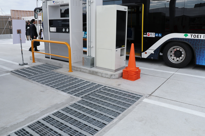 蓄圧器からディスペンサーまで水素を導く経路は、万が一にも水素漏れが起きた場合に水素が滞留して危険な状況にならないよう、グレーチングでカバーされる