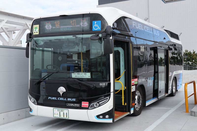 会場には対象となるFCVの代表として4台の車両を展示。写真は水素充填セレモニーにも使用されたトヨタ自動車のFCバス「SORA」