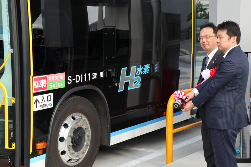 穴水副社長と白井氏がディスペンサーのノズルをSORAに設置。今回は式典参加者が多数いるため、実際の水素充填は行なわれなかった