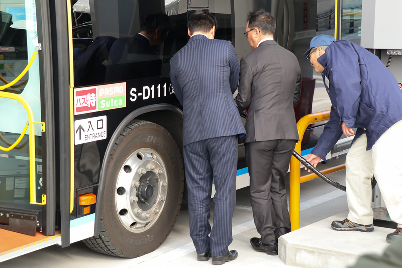 穴水副社長と白井氏がディスペンサーのノズルをSORAに設置。今回は式典参加者が多数いるため、実際の水素充填は行なわれなかった