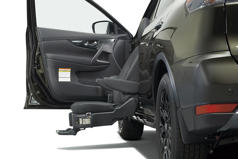 助手席シートを車両外側に回転・昇降できる