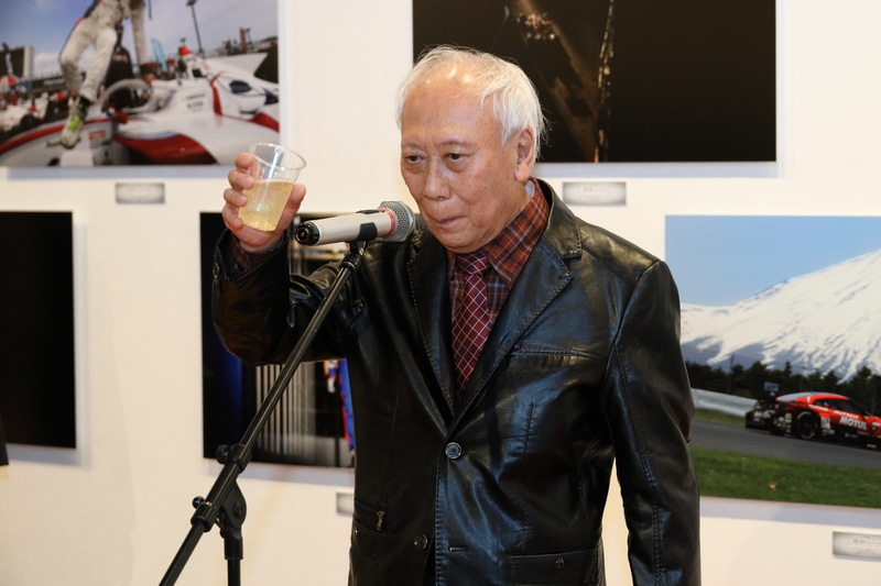 乾杯の発声はレジェンドレーシングドライバーズクラブ 大久保力会長が行なった