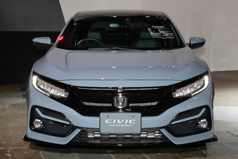 従来はセダン（左）とハッチバック（中央）で共通性の高いフロントマスクが与えられていたが、セダンのフロントバンパーをデザイン変更。バンパーのロアグリルが左右に連続するスタイルとなり、ワイド＆ローな雰囲気を演出している