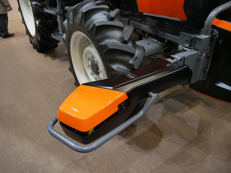 アグリロボトラクタ MR1000Aは超音波ソナーなどを備え、移動基地局の設置を不要とするVRSに対応している