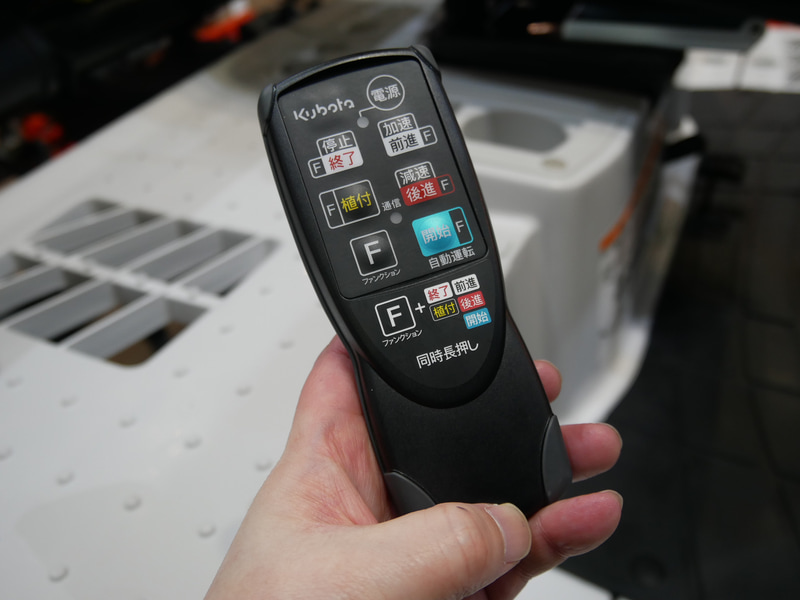 無人運転の操作はこのリモコンで行なう