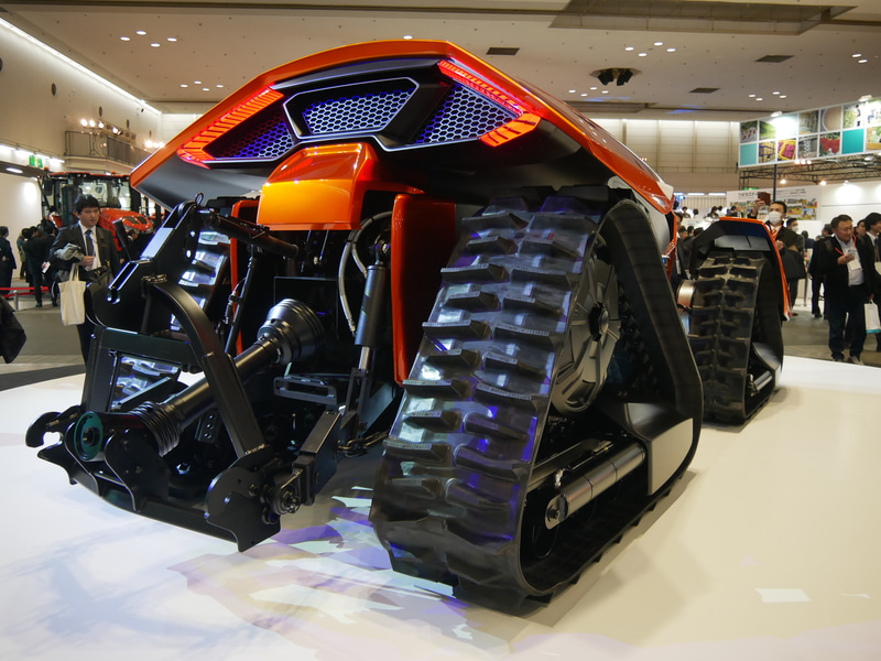 後方部の様子。さまざまなインプルメンツ（作業機械）を自動で装着する