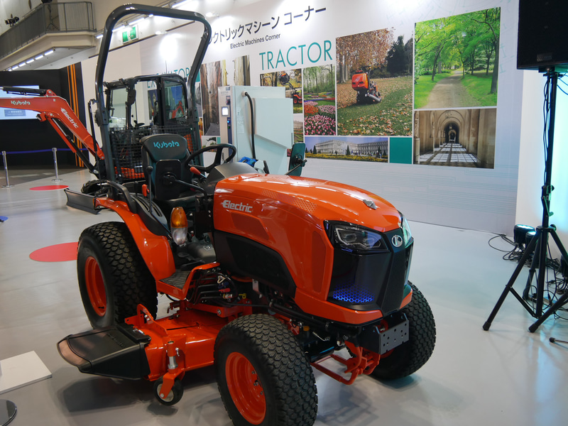 開発中の電動トラクター。低騒音で稼働させることができる