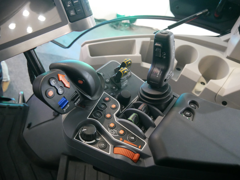 M8-211の操作レバー。現行モデルとして最大となるM7シリーズと同じものだ