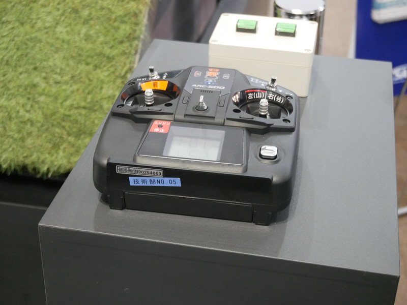 ARC-500はプロポで操作でき、人が斜面に立つことなく草刈ができる