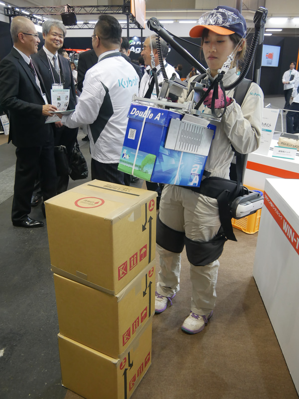 20kg分のアシスト力で重い荷物の積み下ろしをサポートするパワーアシストスーツ「WIN-1」