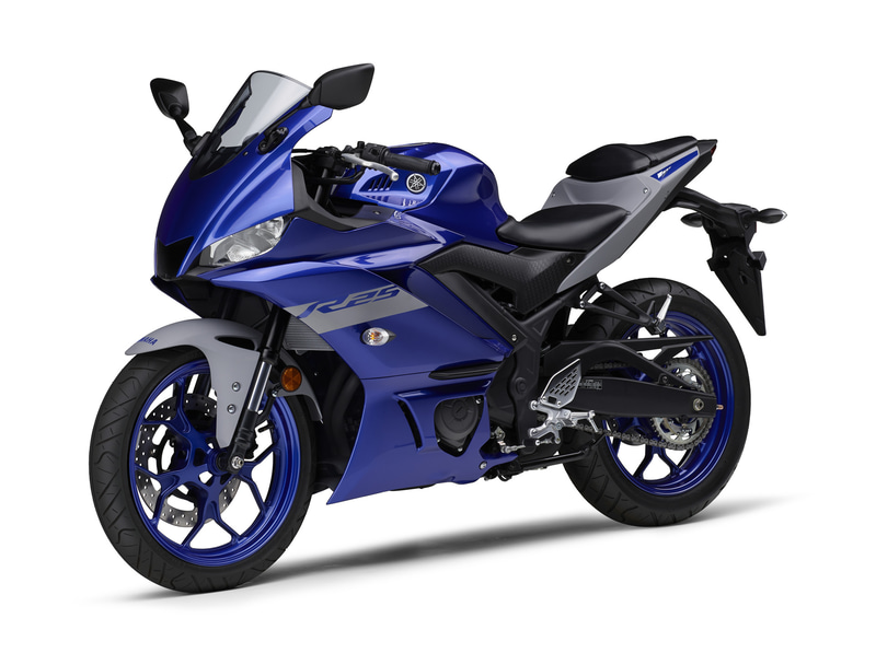 YZF-R25。左からマットシルバー、ブルー、マットブラック。価格は61万500円