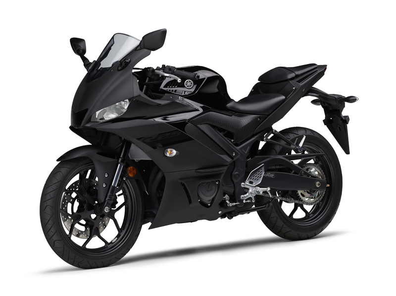 YZF-R25。左からマットシルバー、ブルー、マットブラック。価格は61万500円