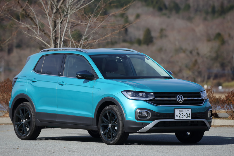 T-Crossのボディサイズは4115×1760×1580mm（全長×全幅×全高）、ホイールベースは2550mm。車両重量は1270kgで、最小回転半径は5.1m。1st Plusでは内外装のカラーを個性的に彩る「ブラック」「オレンジ」「グリーン」の3色のデザインパッケージを標準設定し、ドアミラーやアルミホイールに加えてインテリアも3色から選択可能。足下は18インチアルミホイールにピレリ「Cinturato P7」（215/45R18）の組み合わせ