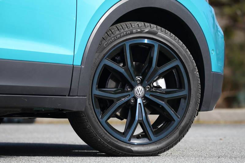 T-Crossのボディサイズは4115×1760×1580mm（全長×全幅×全高）、ホイールベースは2550mm。車両重量は1270kgで、最小回転半径は5.1m。1st Plusでは内外装のカラーを個性的に彩る「ブラック」「オレンジ」「グリーン」の3色のデザインパッケージを標準設定し、ドアミラーやアルミホイールに加えてインテリアも3色から選択可能。足下は18インチアルミホイールにピレリ「Cinturato P7」（215/45R18）の組み合わせ