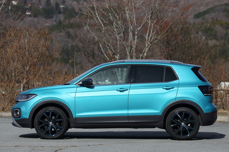 T-Crossのボディサイズは4115×1760×1580mm（全長×全幅×全高）、ホイールベースは2550mm。車両重量は1270kgで、最小回転半径は5.1m。1st Plusでは内外装のカラーを個性的に彩る「ブラック」「オレンジ」「グリーン」の3色のデザインパッケージを標準設定し、ドアミラーやアルミホイールに加えてインテリアも3色から選択可能。足下は18インチアルミホイールにピレリ「Cinturato P7」（215/45R18）の組み合わせ