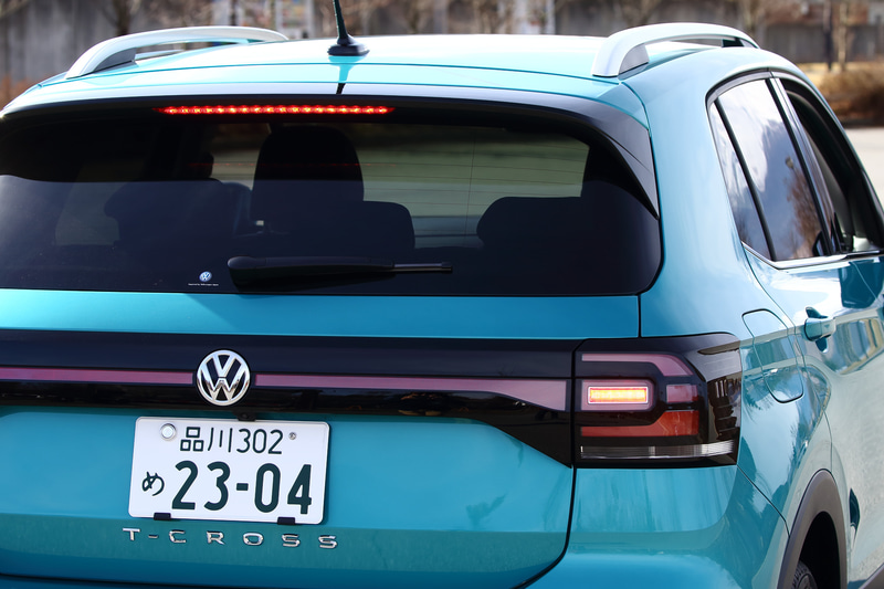 エクステリアでは存在感のあるボンネット、ヘッドライトと一体化したワイドなラジエーターグリル、ボディサイドを水平に走るキャラクターラインなど個性的なデザインを採用。リアエンドの横幅いっぱいに広がるブラックトリムフレームを備えたリフレクターバンドも特徴の1つ